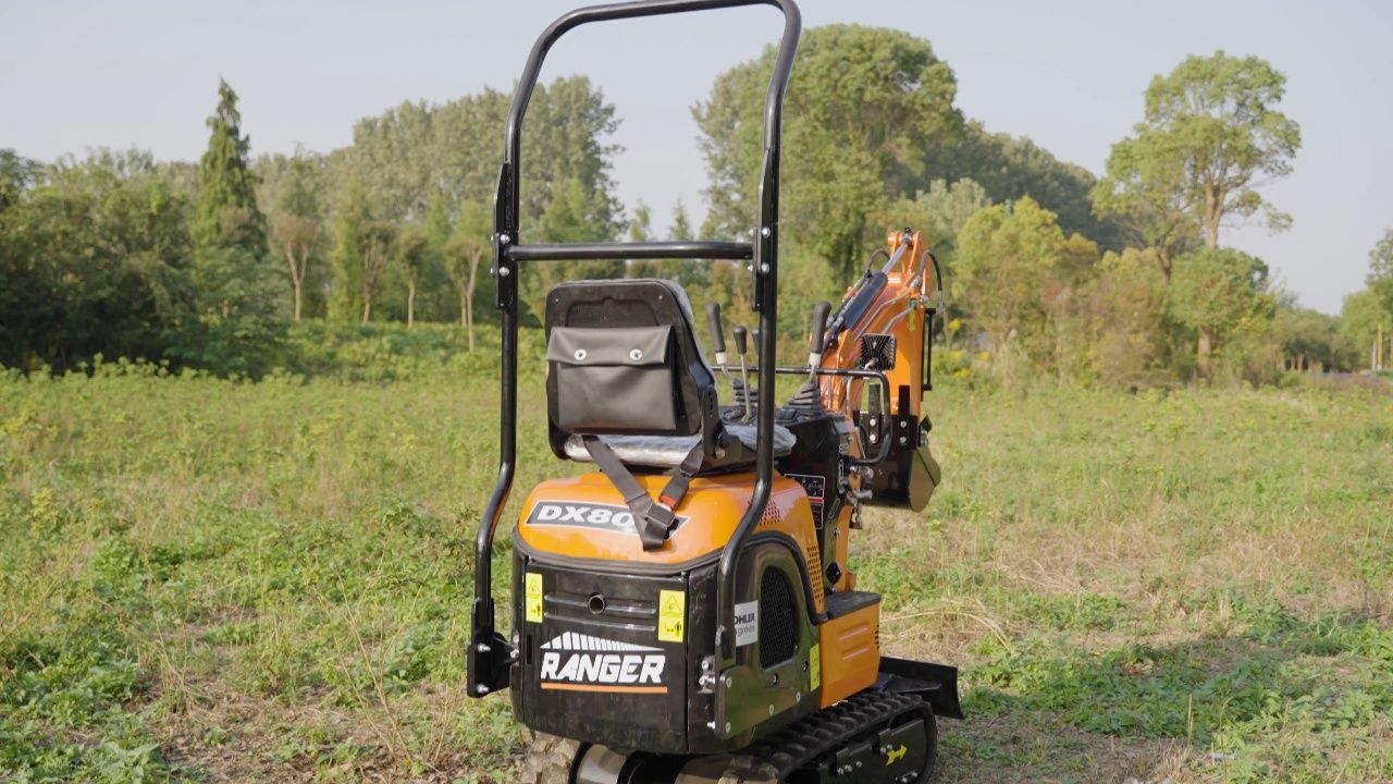 Mini-pelle avec bras articulé commandé hydrauliquement