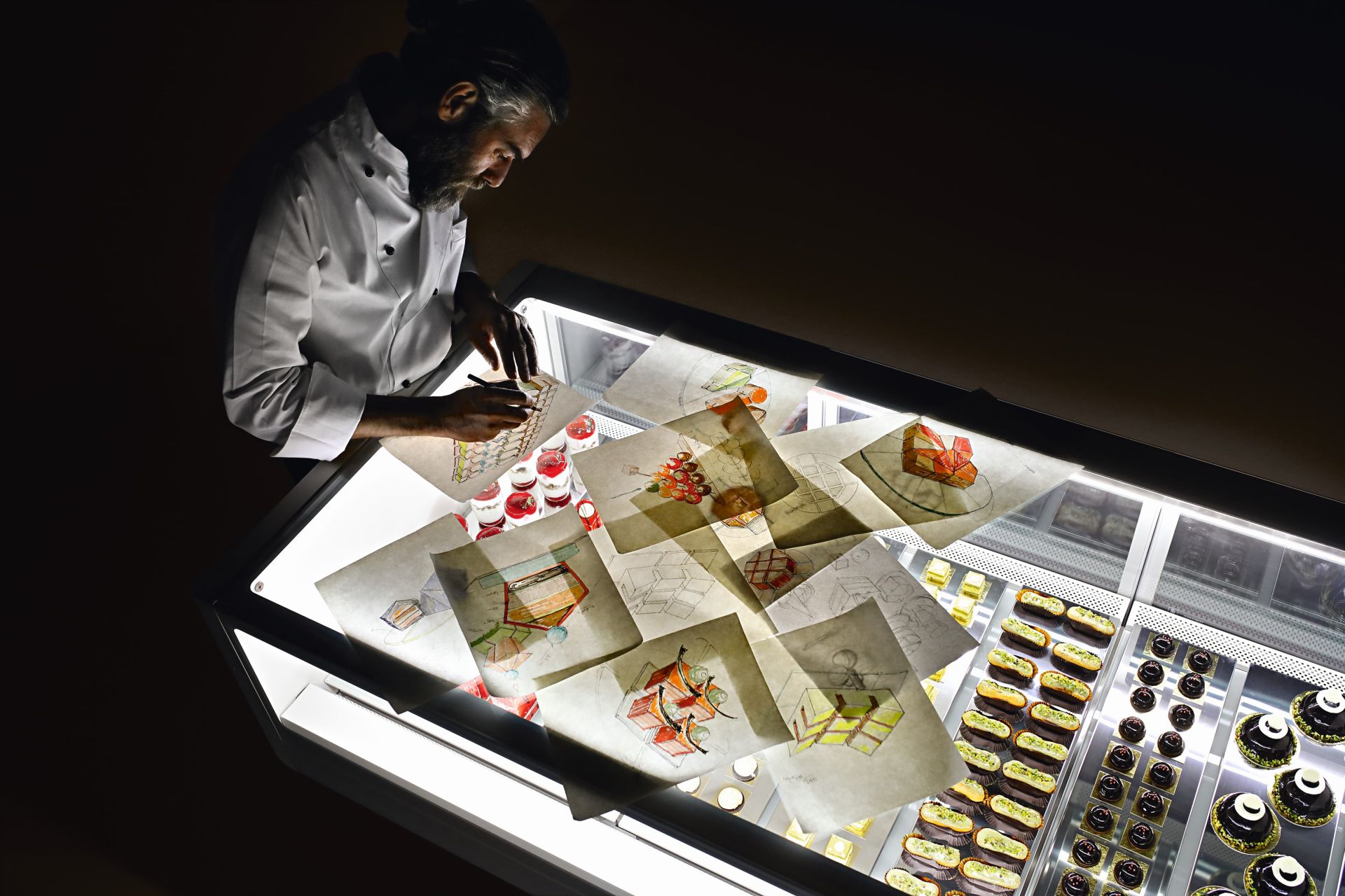 Vitrine pâtisserie et chocolats sur colonne_4