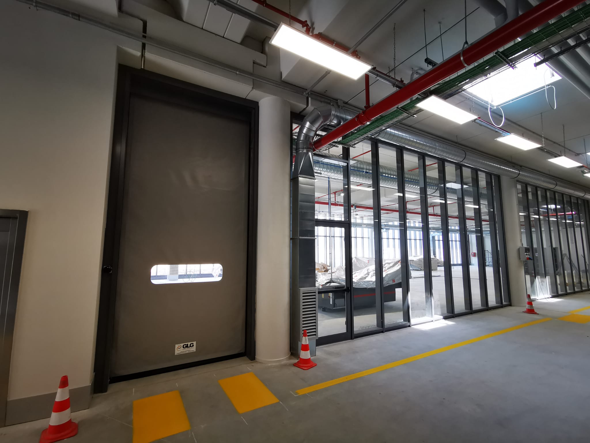 Porte rapide industrielle par excellence conçue pour compartimenter des environnements destinés à des usages divers et variés - ZipGO_4