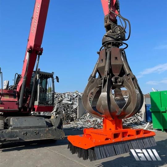 Balayeuse Vera industrielle - Compatible pelles, chargeuses et skip loaders - Bergamini - Déclinaisons adaptées pour tous usages_4