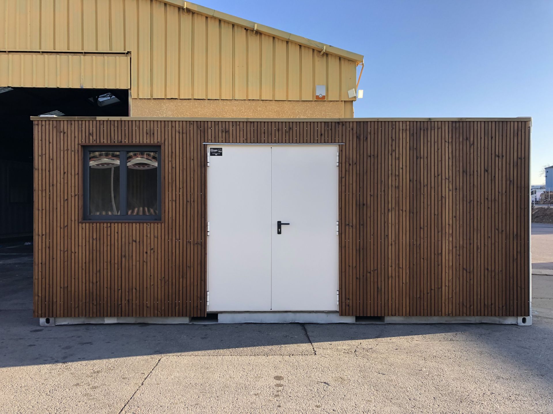 Container maritime aménagé - Bureau moderne et fonctionnel - Cargo Office Bluetainer_4