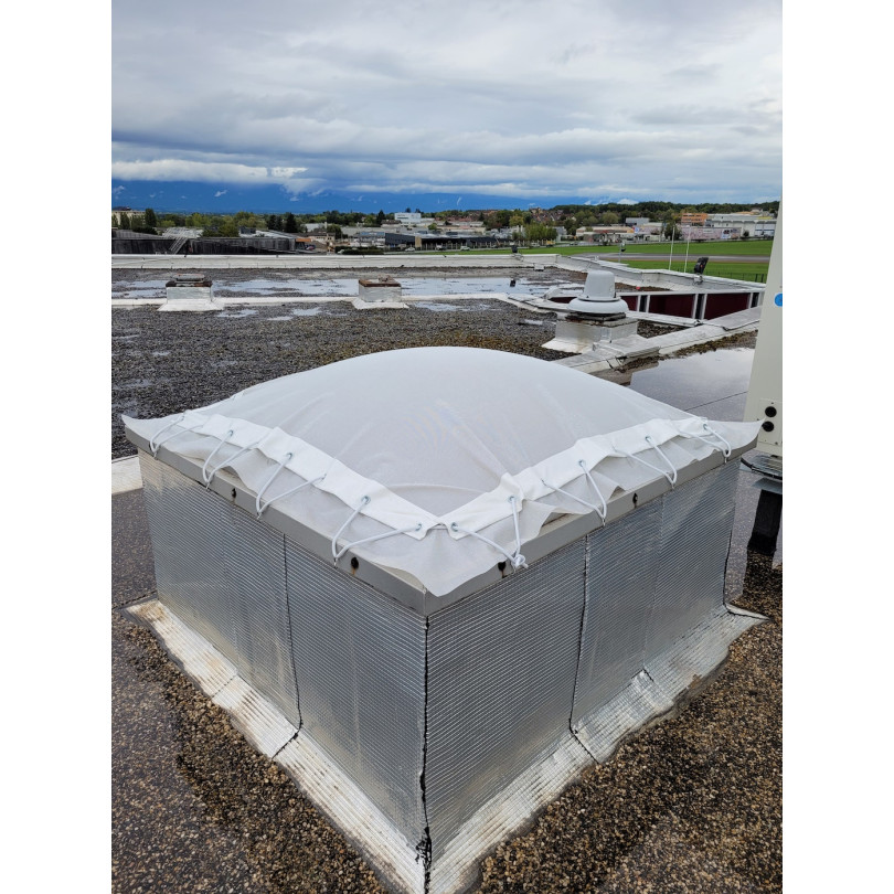Couverture de skydome en grille micro perforée - Protection solaire sur mesure pour plafonds et ouvertures_4
