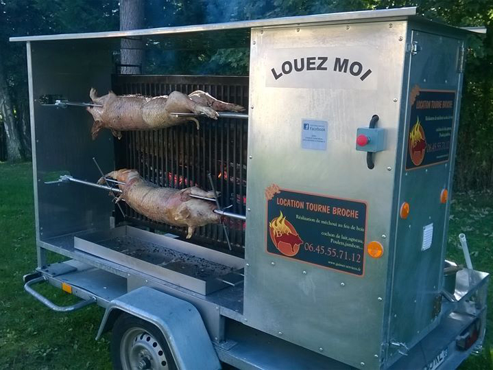 Tournebroche ouvert pour cuire simultanément jusqu’à 48 poulets