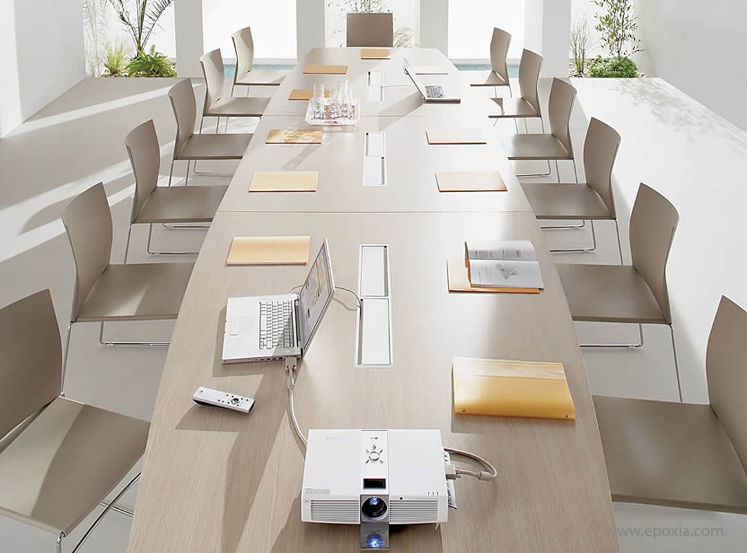 Table équipée de trappes top-access et goulotte pour câbles