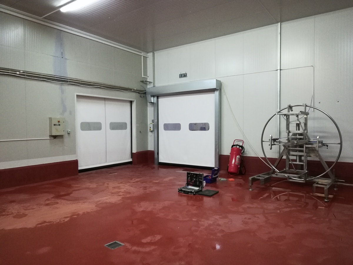 Porte rapide industrielle ZipGO Food - Conçue pour séparer les espaces alimentaires, conforme aux normes sanitaires_4