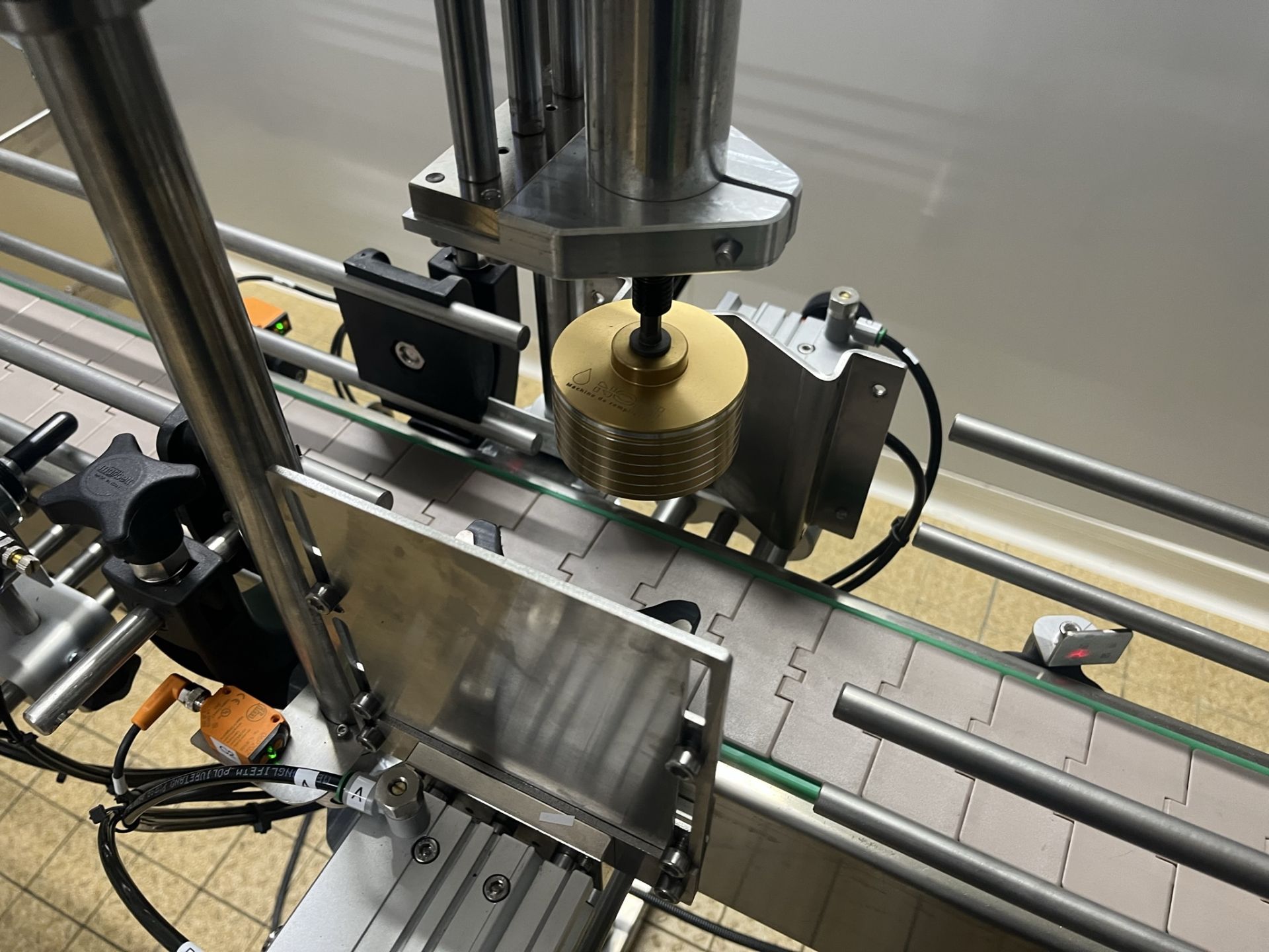 Visseuses bouchons automatiques - Cadence jusqu'à 2000 produits/heure - Compatibles tout type de flacons et bouchons_4