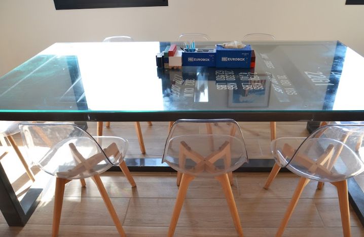 Table en conteneur - showroom en container maritime - Plateau en verre - Eurobox_4