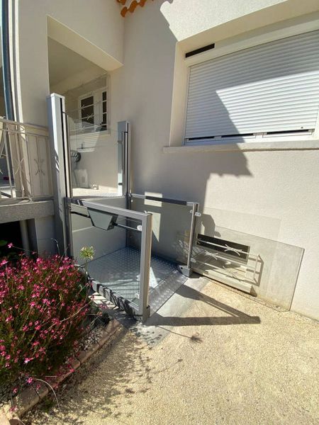 Plateforme élévatrice verticale UNAPORTE® - résistante aux intempéries pour une hauteur jusqu'à 3m - en Bretagne et à Nantes_4