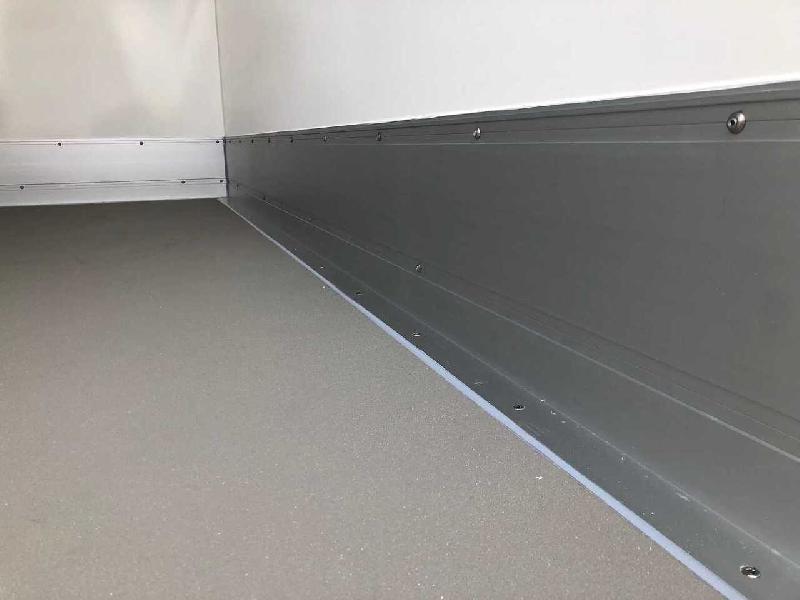 Remorque frigorifique avec plancher sablé en polyester
