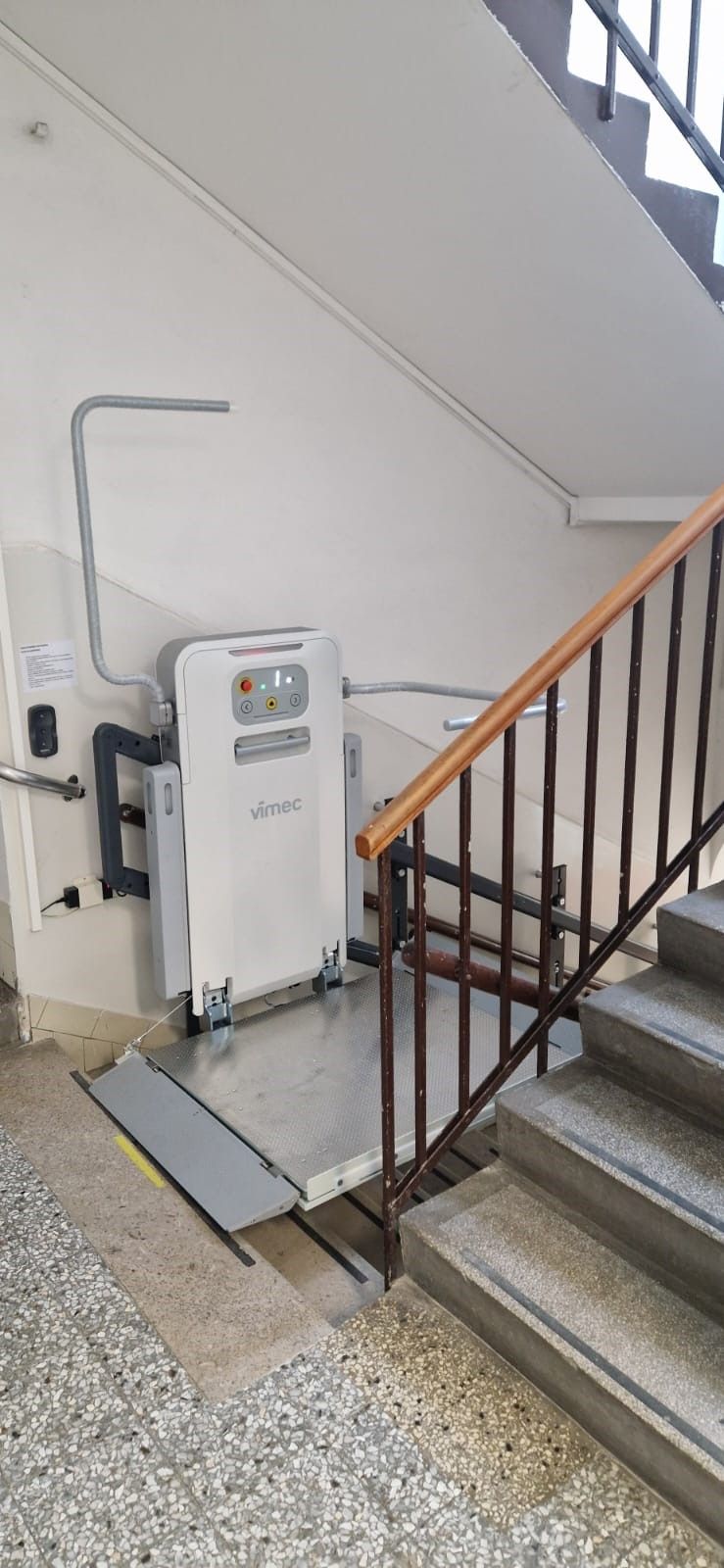Monte-escalier avec plateforme V6 - pour escaliers droits - sécurité totale - personnalisable en couleurs RAL_4