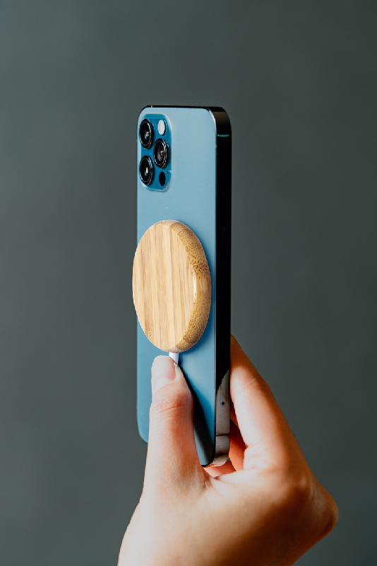 Chargeur sans fil magnétique rapide 10W - Boîtier en bambou avec témoin LED et anneau métallique_4