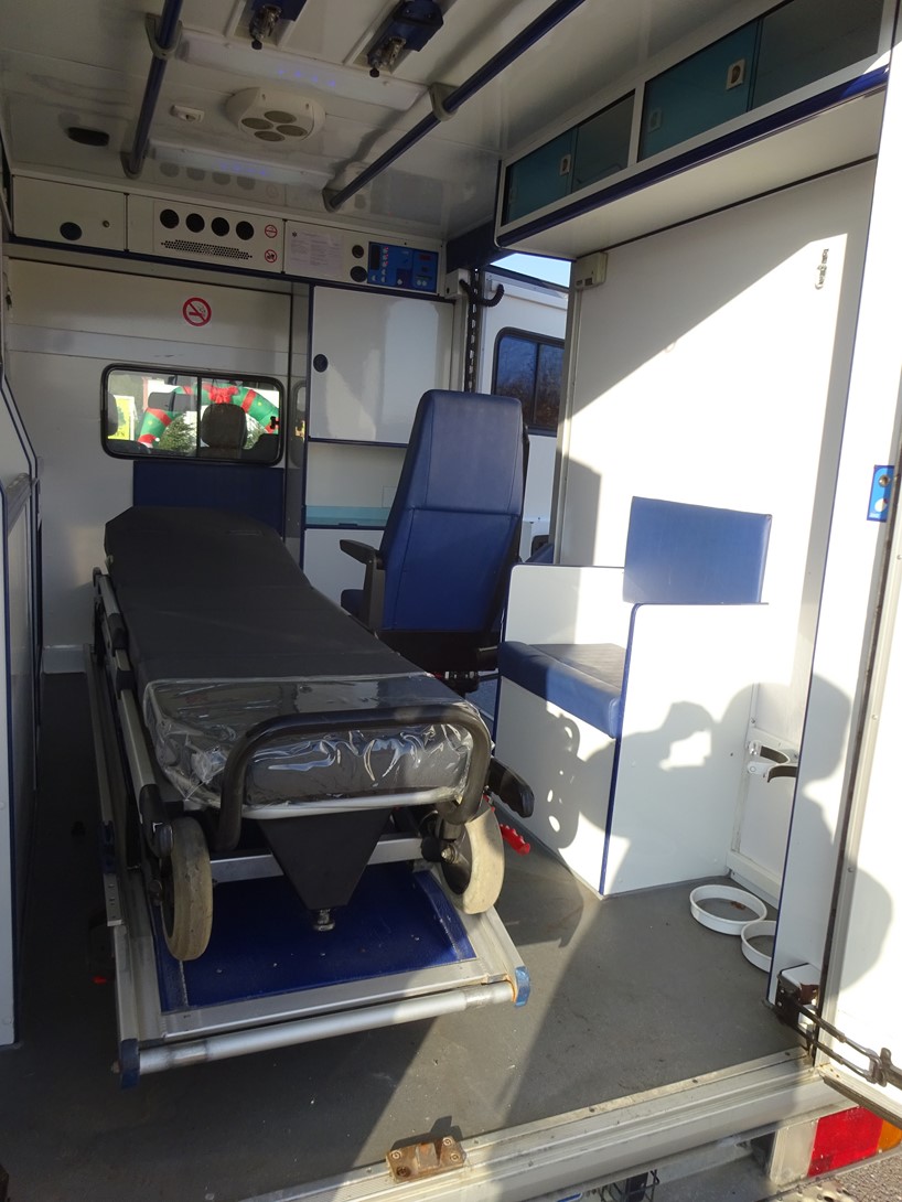 Renault Trafic ambulance avec brancard inclus