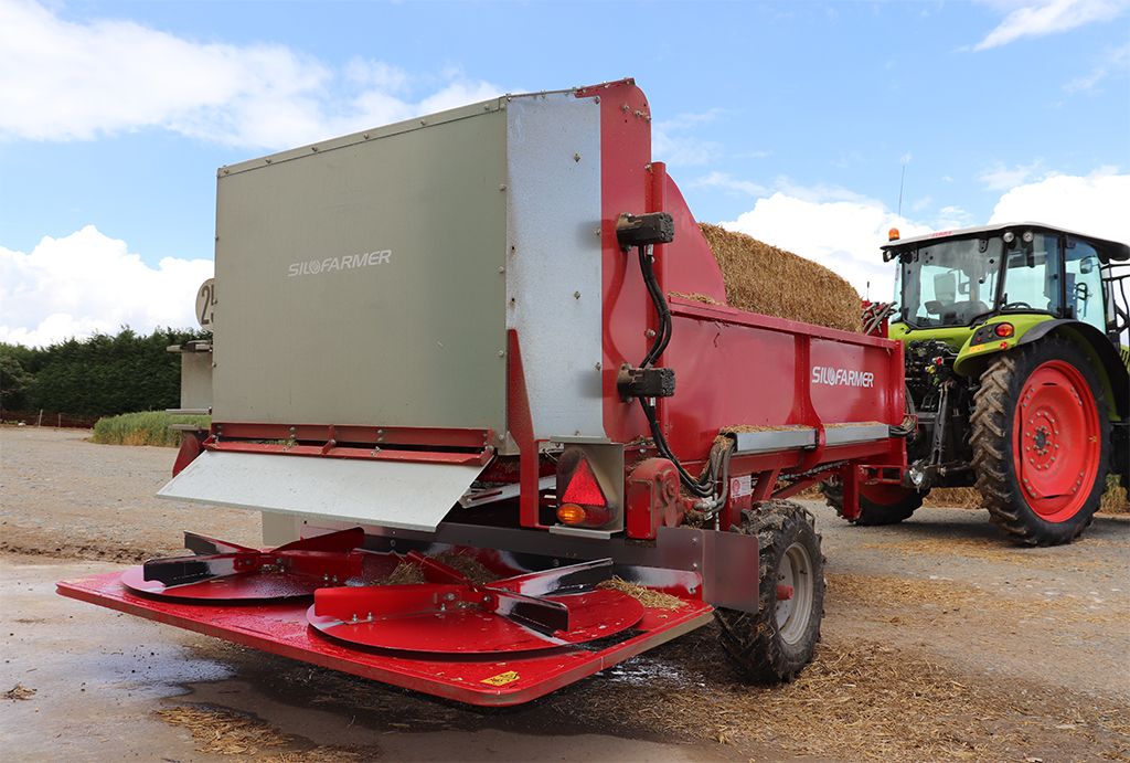 Pailleuse à disques avec régulateur de débit pour tapis démêleur