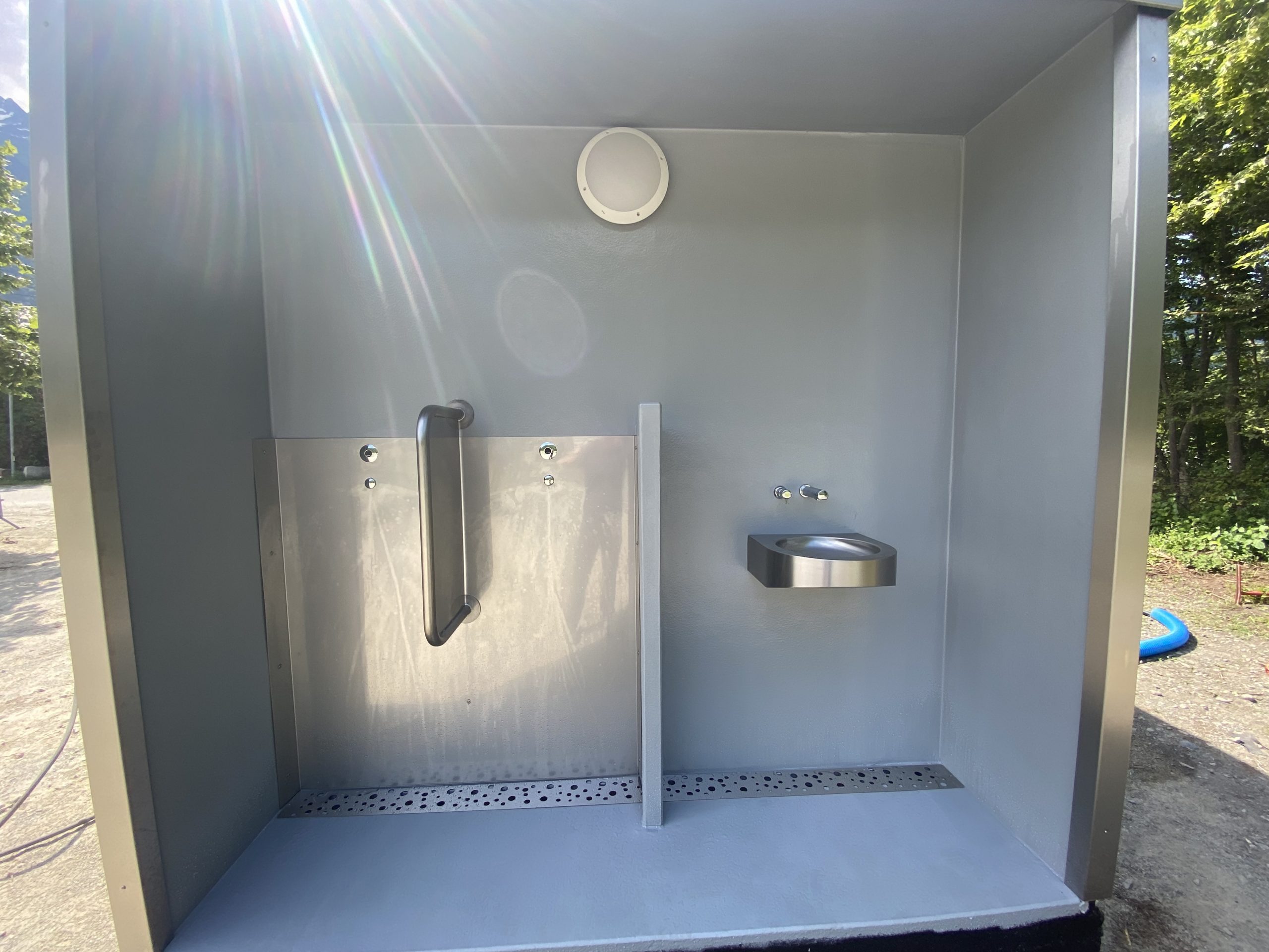 Cellule PMR avec une cabine WC et un mur urinoir et un local technique  - référence 2072_4