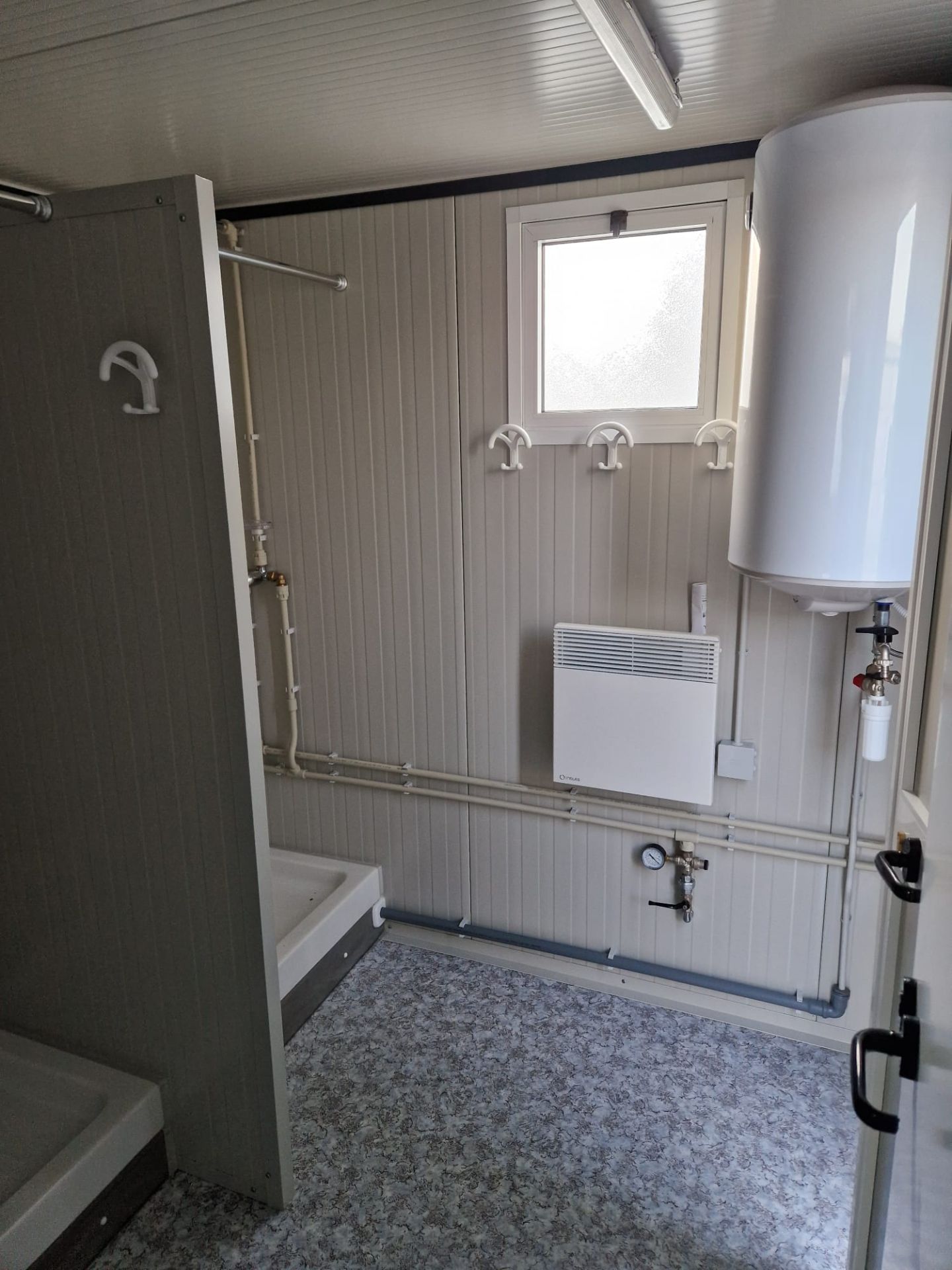 Bungalow sanitaire de chantier DX, avec 2 lavabos, 2 douches, 1 urinoir et 2 wc à l'anglaise - Jusqu'à 12-20 personnes_4