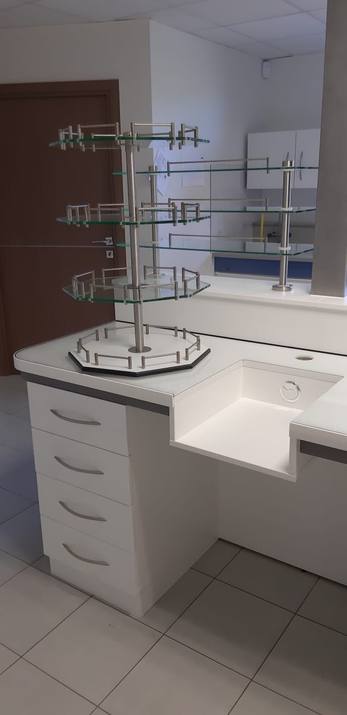 Présentoir pivotant octogonal pour flacons de matières premières en laboratoire cosmétique et parfumerie - design élégant et fonctionnel_4