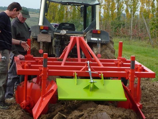 Butteuse avec tablier de nivellement et réglages en hauteur et largeur