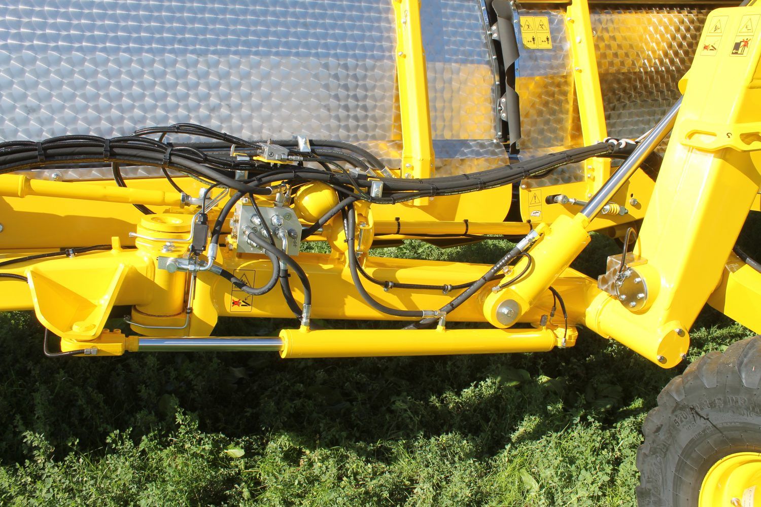 RT 1150 - Andaineur à tapis ROC SRL - Système révolutionnaire de ramassage avec un tracteur de 100 HP pour andains tous les 10 mètres_4