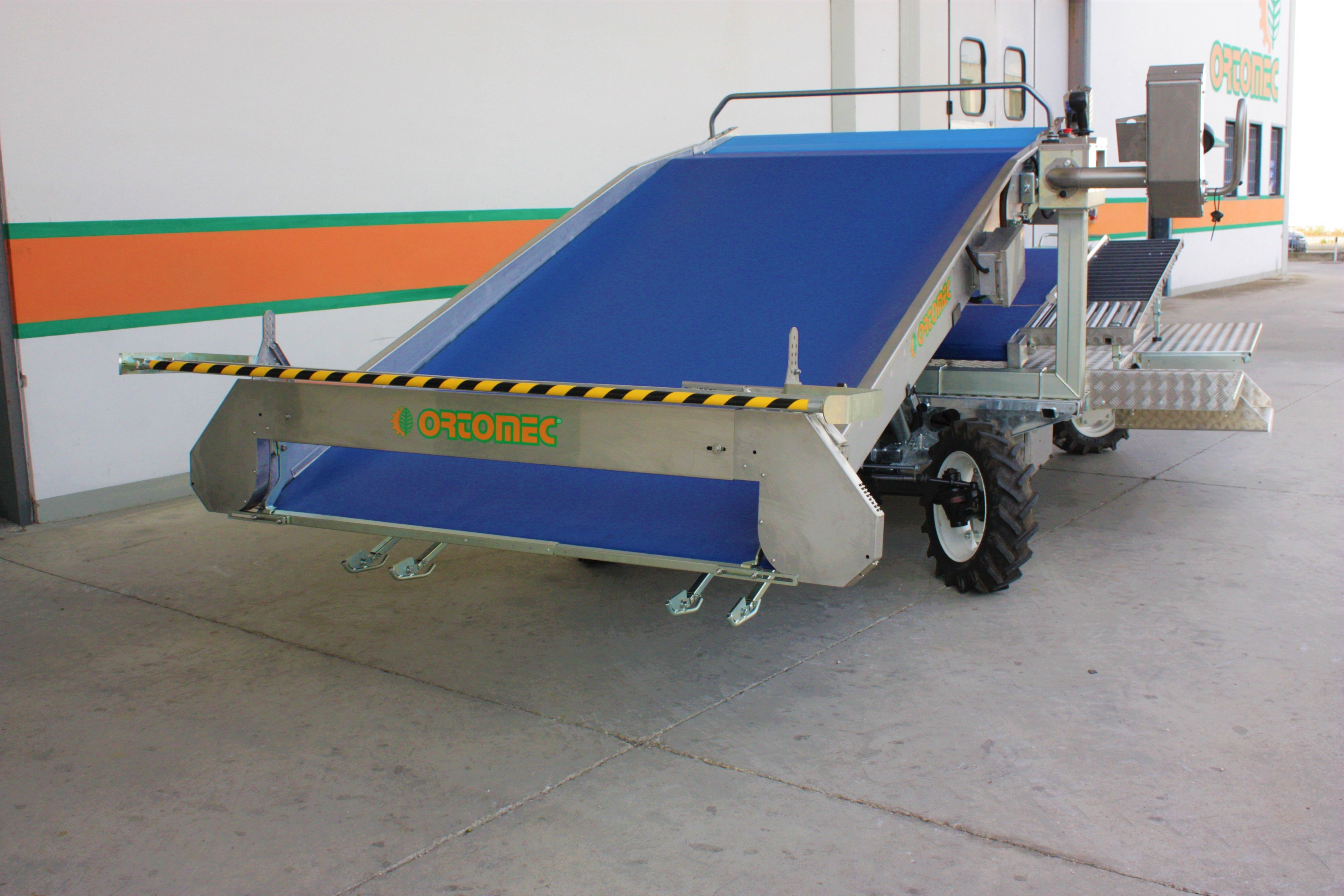 Récolteuse de légumes 8450 electro - Ortomec SRL - largeur de la tête de récolte 130 à 180 cm - double essieu directeur et batteries 24V_4