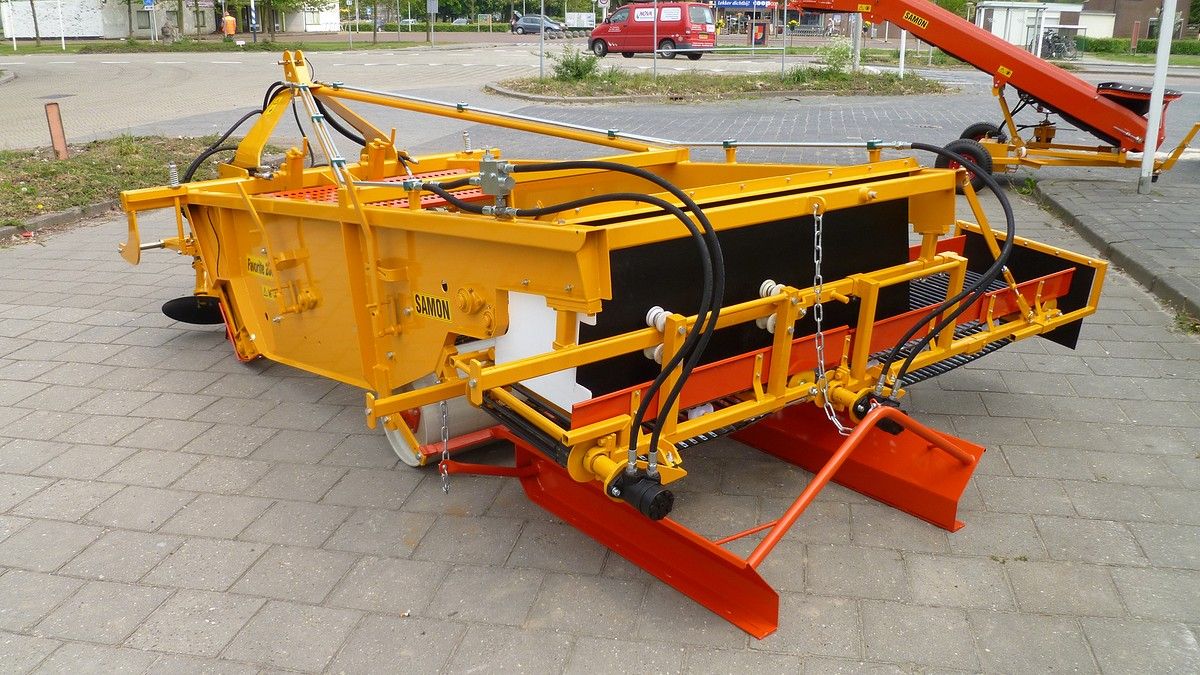 Machine à arracher les oignons avec cribles pliants