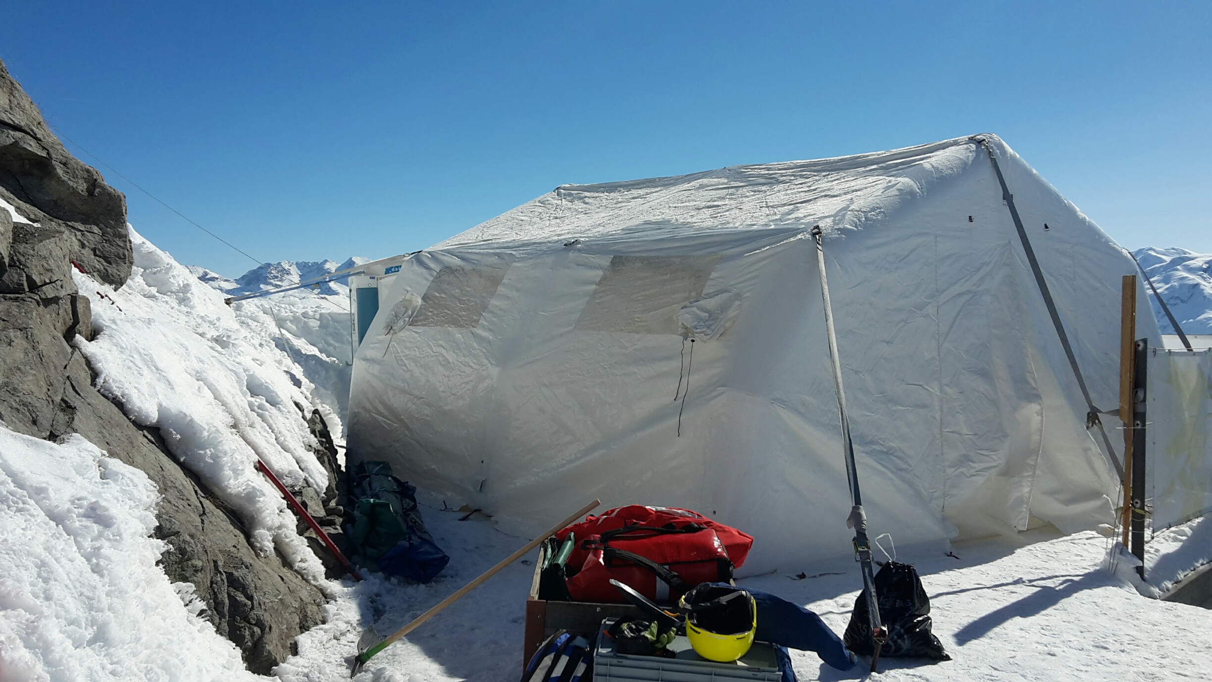 Tente modulaire avec cloisonnement pour protocoles médicaux
