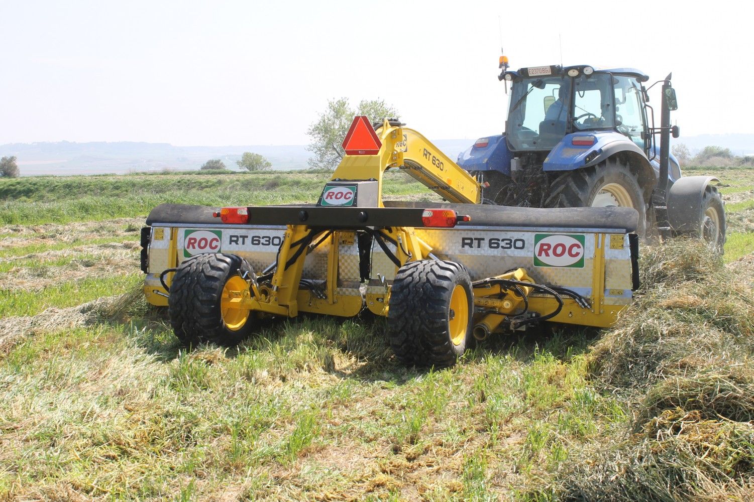 Rt 630 - Andaineur à tapis - ROC SRL - largeur de travail de 4,90 m à 6,30 m avec système à double balancier hydraulique_4