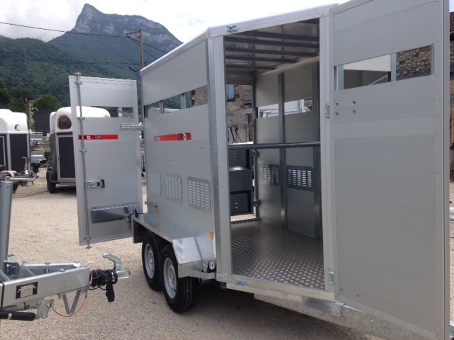 Remorque pour bovins avec porte latérale et barres de poitrail