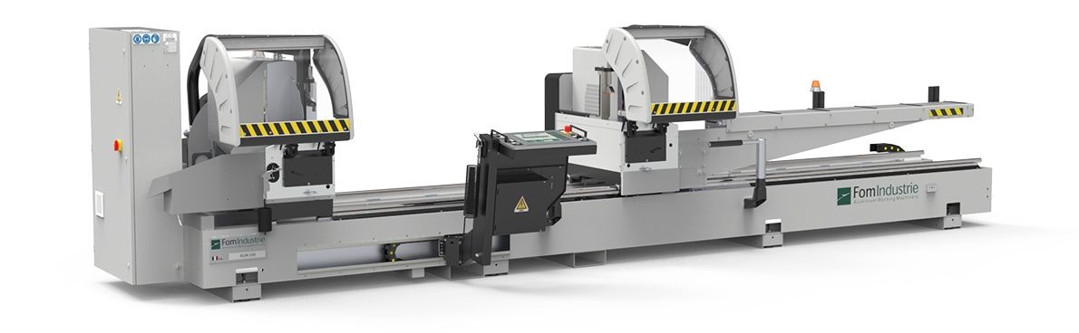 Tronçonneuse double tête avec étaux horizontaux et déplacement motorisé