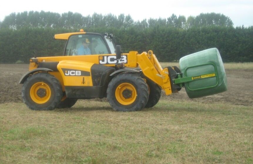 Pince à enrubanné conçue pour optimiser le chargement et l'empilage de balles