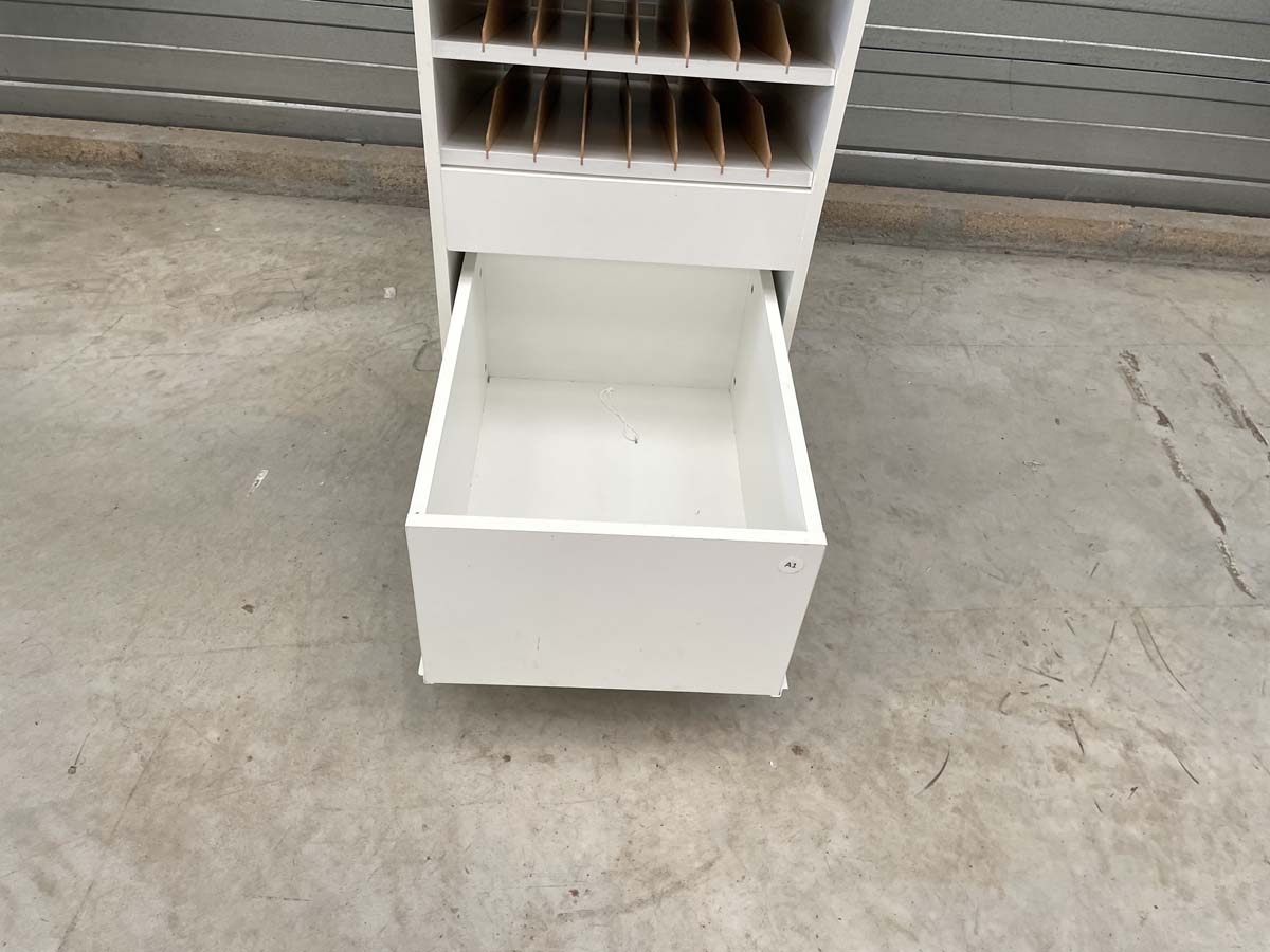 Meuble dynamique blanc d'occasion sur roulettes avec casier-tiroir arrière - Réf P21091200_4
