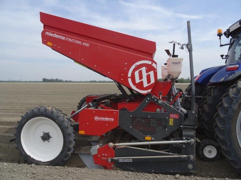 Miedema Structural 4000 - Planteuse à courroies 4 rangs - Dewulf BV - Capacité de trémie 3000 à 4000 kg_4