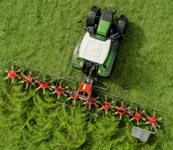 Faneuse SANOS adaptable aux terrains inégaux et aux alpages