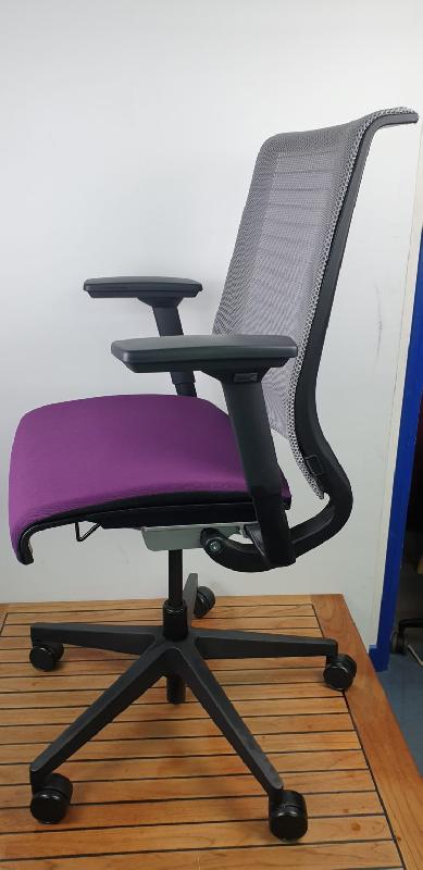 Chaise de bureau d'occasion Steelcase Think V1 - dossier en résille et siège rembourré_4