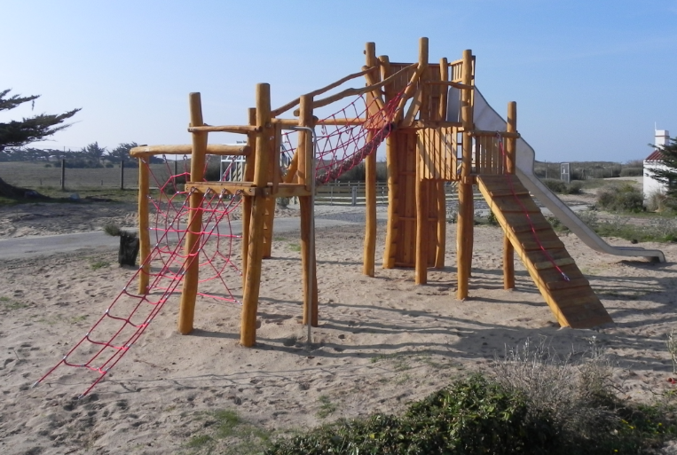 Structure de jeux en poteaux de robinier - Très durable et adaptée à l'extérieur - Conforme EN 1176_4