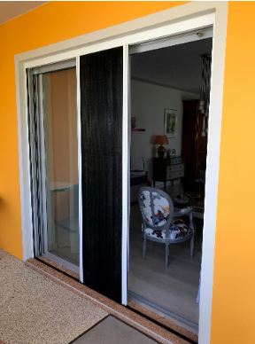 Moustiquaire plissée avec ouverture manuelle et design compact