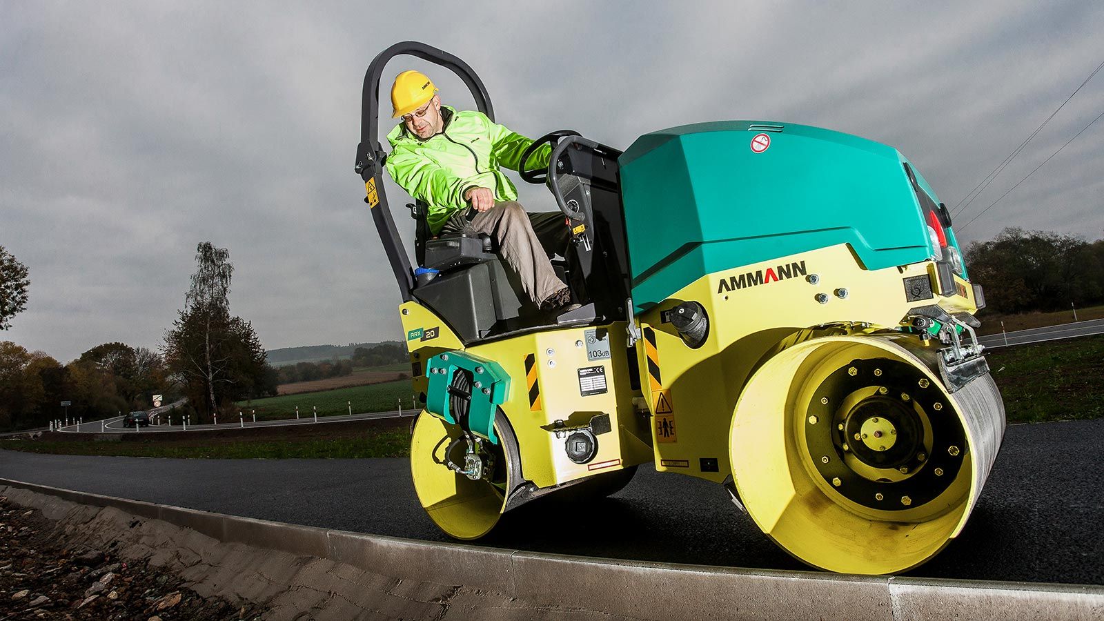 Compacteur équipé d'un système d'arrosage pressurisé et temporisé