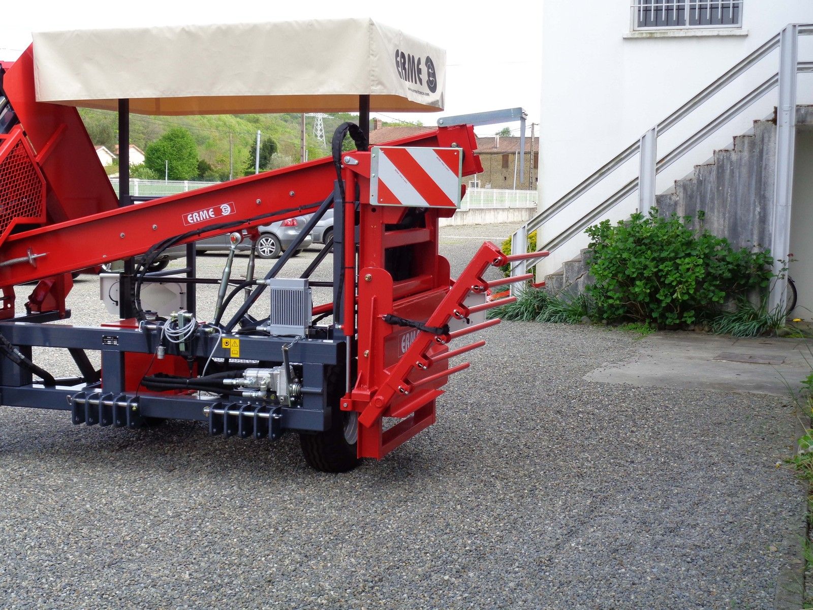 Re1 récolteuse équeuteuse un rang - ERME - vitesse 4 à 6 km/h - capacité 1 ha en 8h - attelage 3 points_4