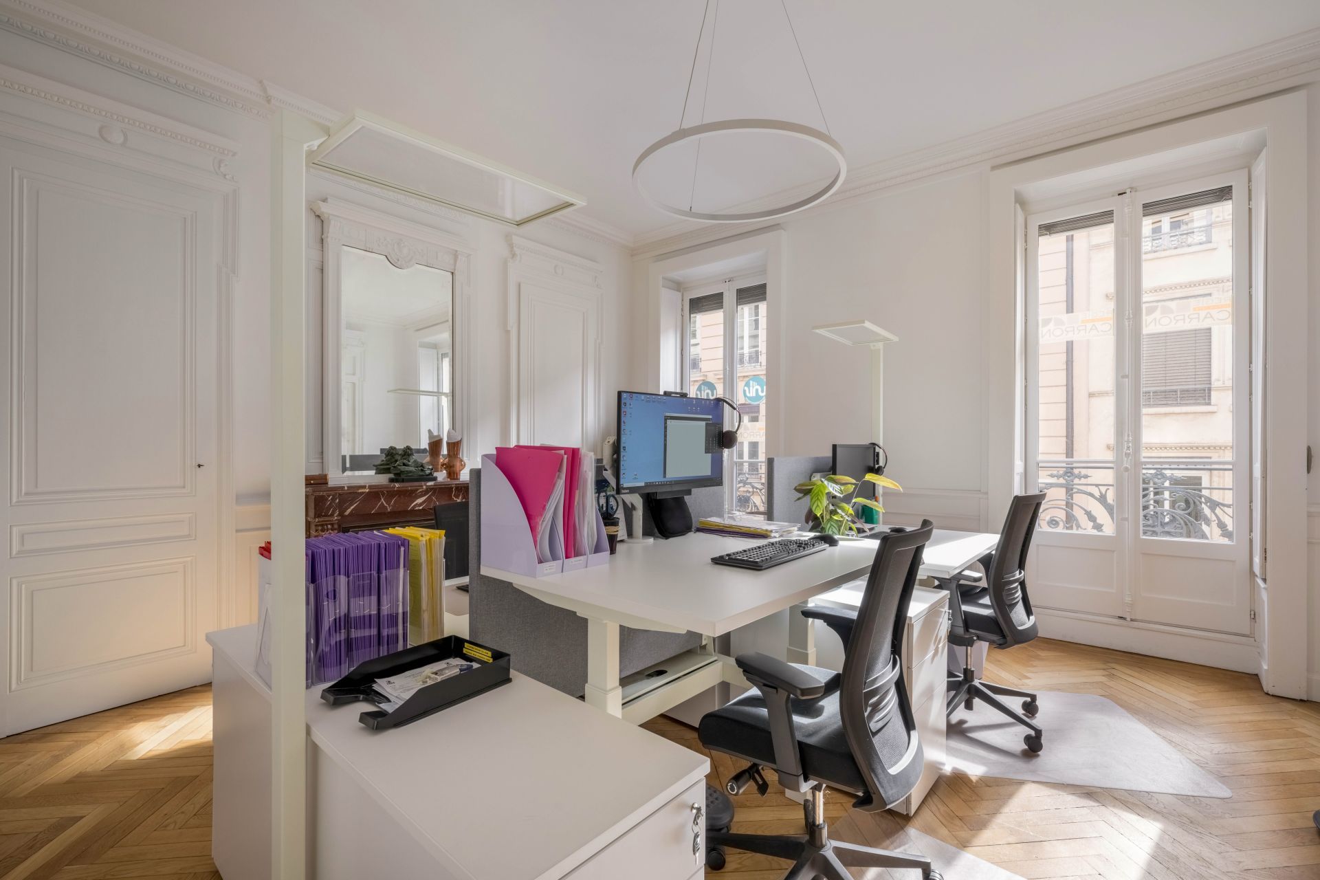 Aménagement de bureaux professionnels UP & DESK - Solutions modernes, ergonomiques et design à Lyon_0