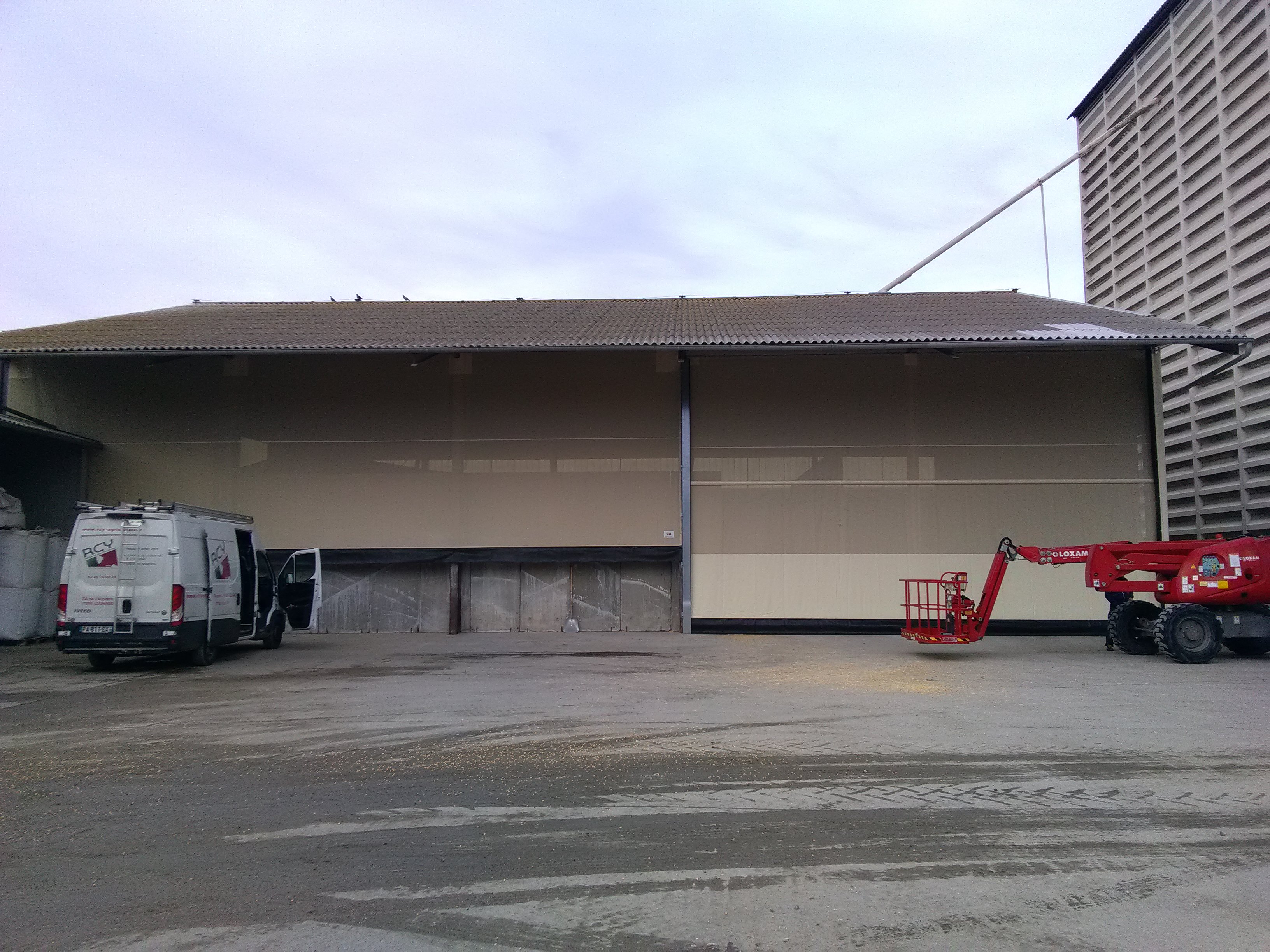 Protection agricole contre le vent avec un rideau résistant