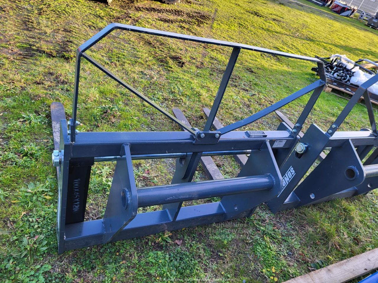 Lève palette ou fourche à palette avec attelage Manitou - SONAROL WPL_4