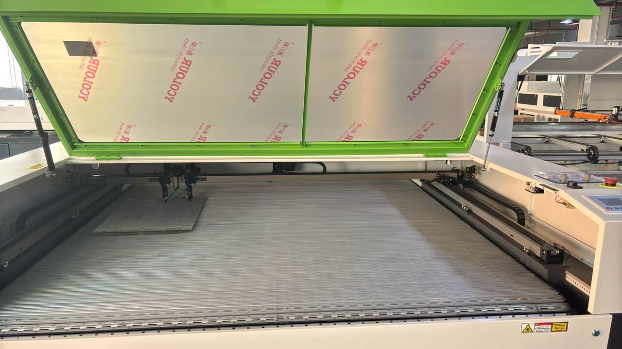 Machine Laser pour la Découpe de Tissus et de Matières Techniques en Rouleaux - Série F_3