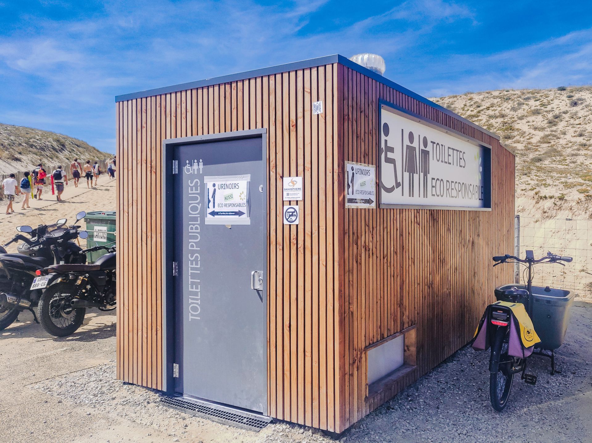 Toilettes publiques adaptées pour fréquentation moyenne à grande