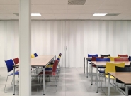 Parois en accordéon avec panneaux suspendus au plafond