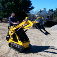 Machine idéale pour creuser et charger bennes ou remorques