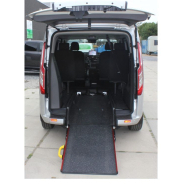 Vue avant du Ford Tourneo Custom Titanium en Gris Magnetic