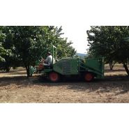 Récolteuse agricole avec 4 roues motrices et pneus à large section