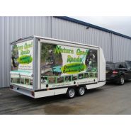 Fourgon remorque avec pavillon en polyester et panneaux en composite