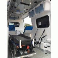 Intérieur d'ambulance Renault Master avec trois places avant