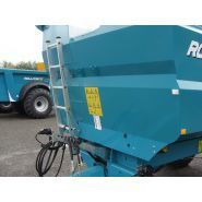 Bandeau intégré pour robustesse sur la benne agricole Rollfarm 5023