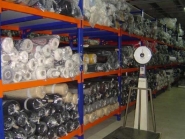 Système de stockage efficace pour rouleaux de tissu